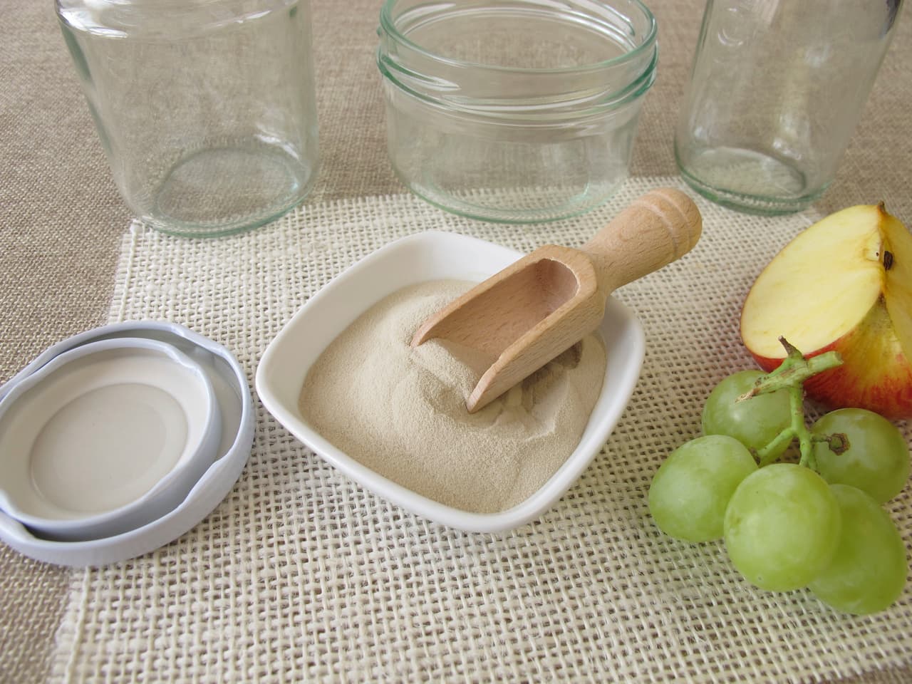 Probablemente no conoces este último ingrediente que se extrae de las algas marinas rojas. Está siendo muy popular en la cocina porque es una especie de gelatina muy nutritiva. La puedes conseguir en centros naturistas y en algunos centros comerciales.