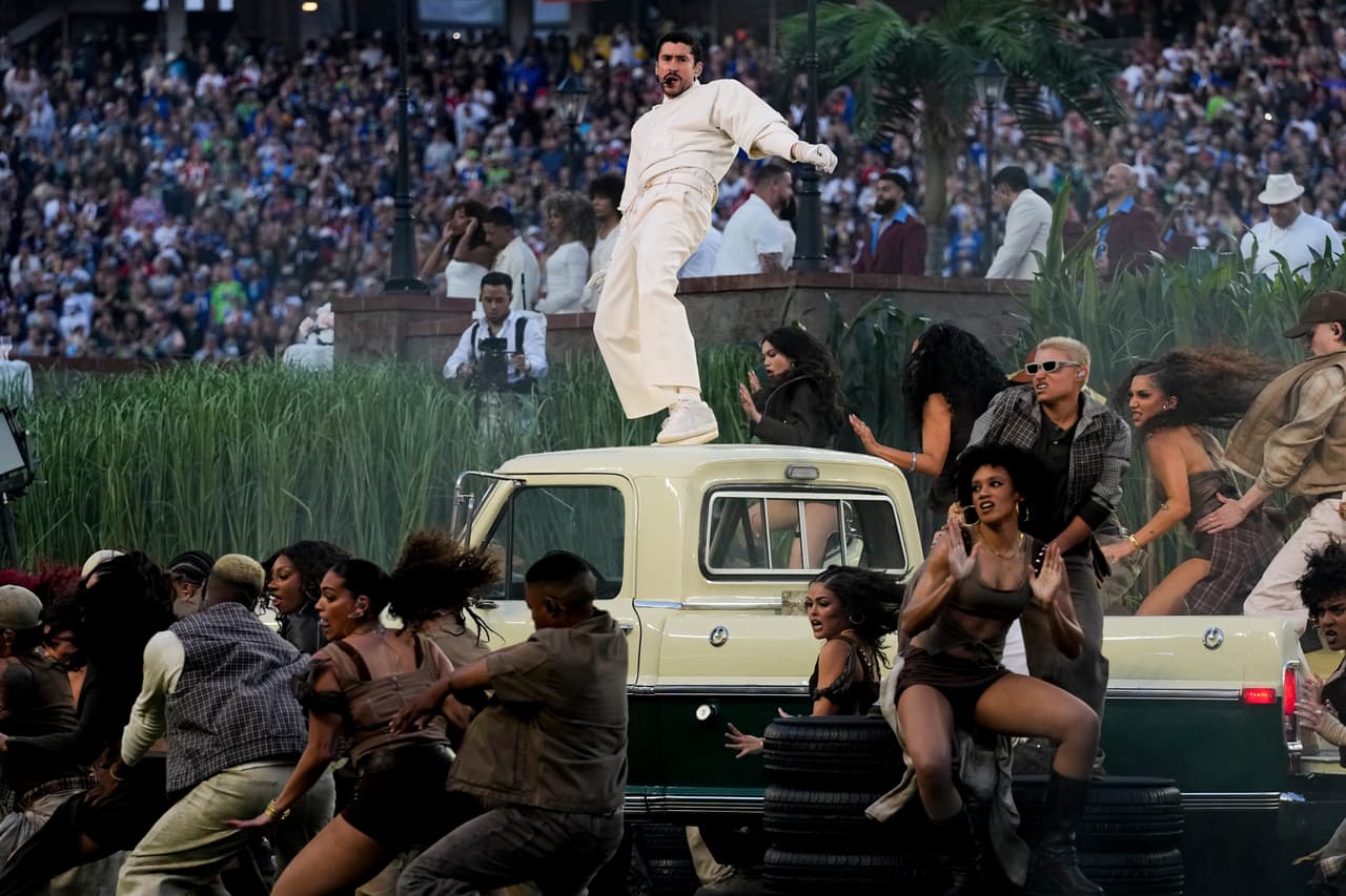 ¿Bad Bunny hizo referencia a su discurso contra ICE? Esto pasó en el medio tiempo del Superbowl 2026