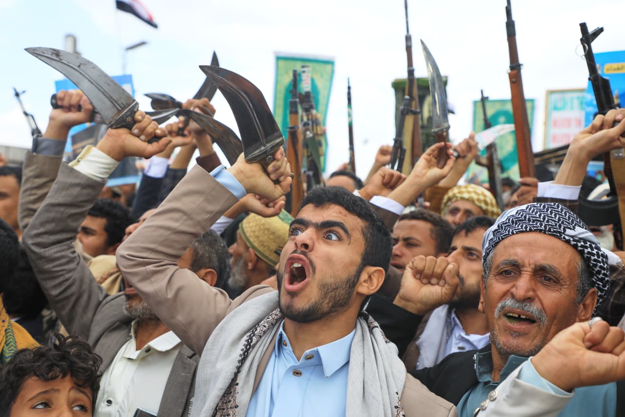 Los rebeldes hutíes, respaldados por Irán, advierten en contra de la alianza con Arabia Saudita en la creciente guerra civil de Yemen