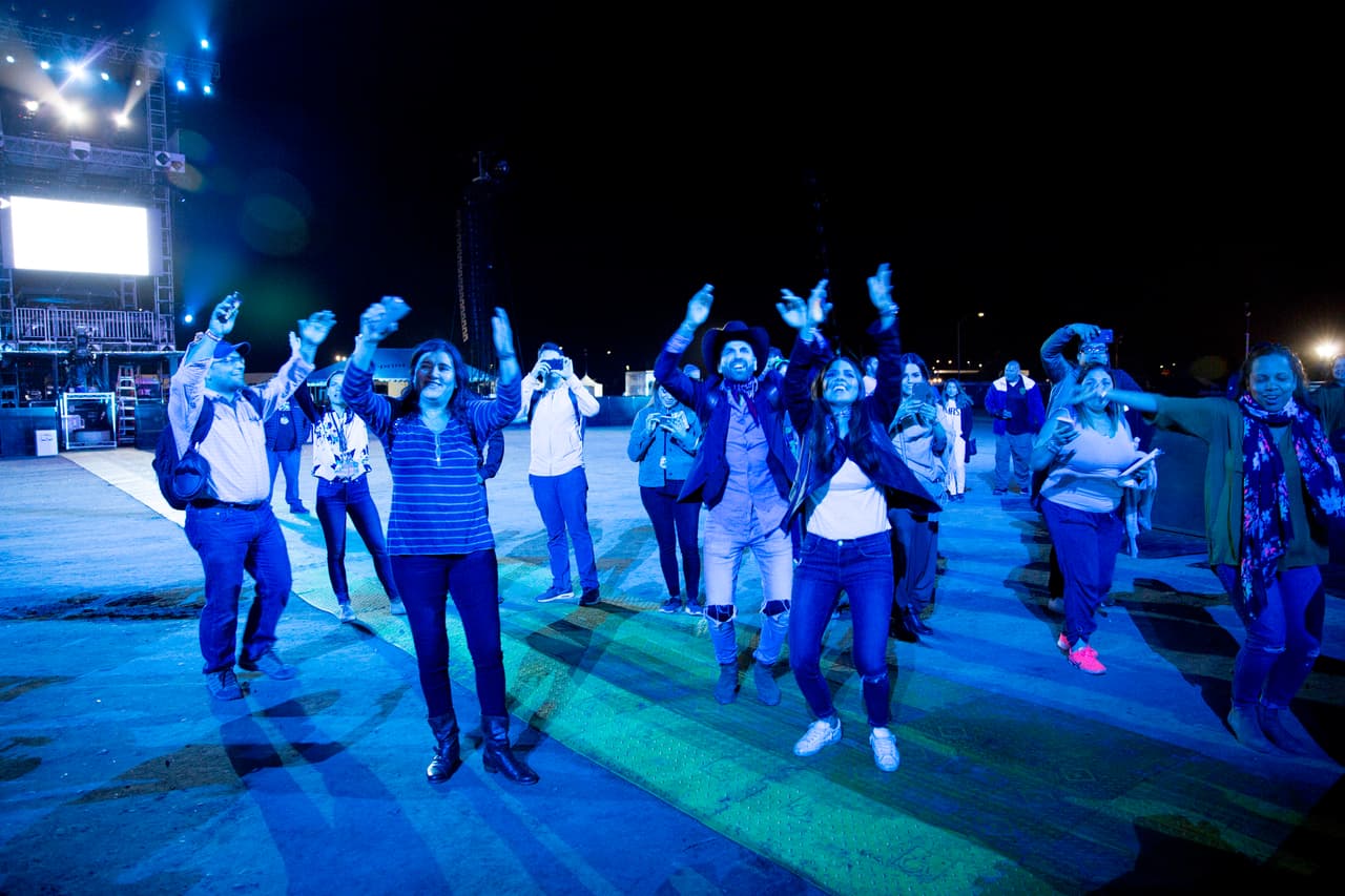 El público privilegiado que pudo ver el mini concierto de Carlos Vives.