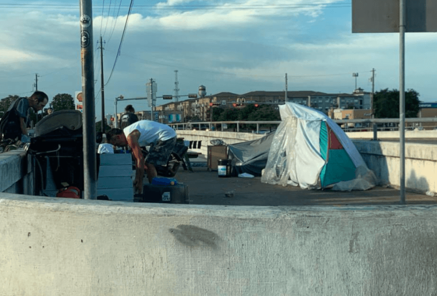 Acusan a hombre sin hogar de atacar a una mujer en el centro de Austin