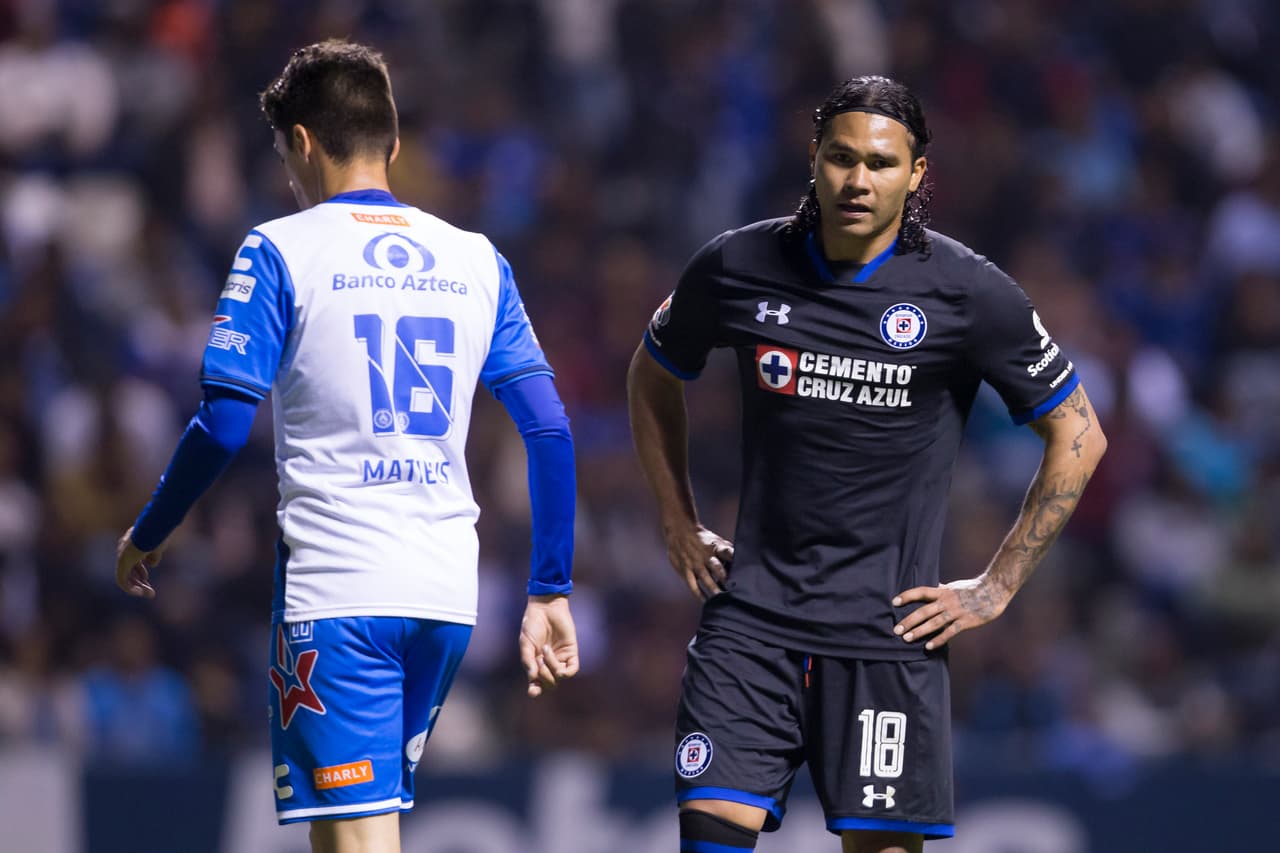 Pero con el paso de los minutos en el primer tiempo la igualdad se mantenía y eso reflejaba impotencia en los azules.