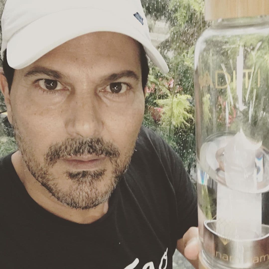 Núñez lanzó un libro donde relata lo que vivió con el actor y cómo ayudó económicamente a su familia en Cuba. Según su relato, pocos días antes de la boda, la cual nunca se llevó a cabo, le entregó una
<b>fuerte cantidad de dinero y éste "huyó" con algunas de sus joyas.</b>
<br>