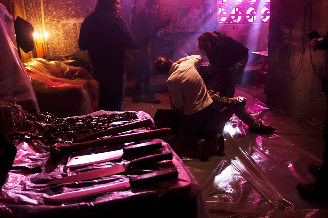 Tras lograr escaparse de los Lucio, Zeki le ordenó a Zulima que lo llevara con su familia. Desafortunadamente,
<b><a href="http://www.univision.com/series/la-piloto/la-familia-de-zeki-fue-asesinada-por-culpa-de-zulima-video">cuando llegaron ya habían sido asesinados.</a></b>