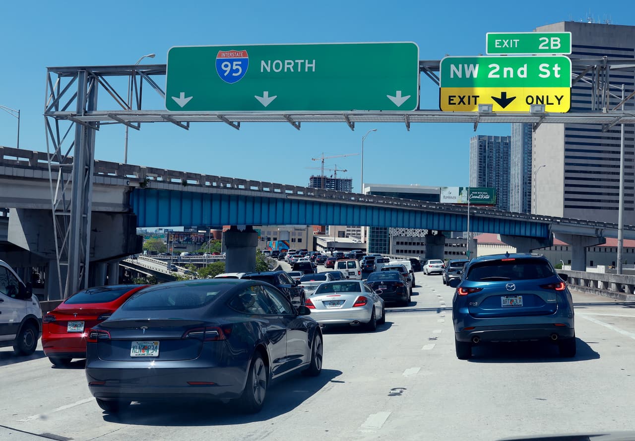 <h3 class="cms-H3-H3">Castigos más fuertes por delitos como manejar sin licencia </h3>
<br>
<br>Crea
<b>penas más estrictas para los inmigrantes indocumentados que cometan delitos menores</b>, como conducir sin licencia o hacer una fiesta en su casa en la que un menor consuma drogas o alcohol.
<br>