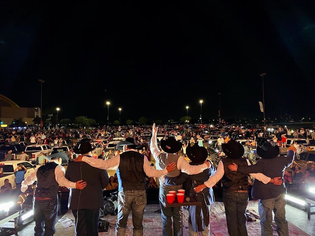 Vale aclarar que el Grupo Intocable reside y da la mayorÃa de sus conciertos en Texas, Estados Unidos, y Ricky Muñoz aseguró que no se contagiaron en el concierto en modo drive-in que dieron en pasados dÃas, sino que fue durante su tiempo libre.