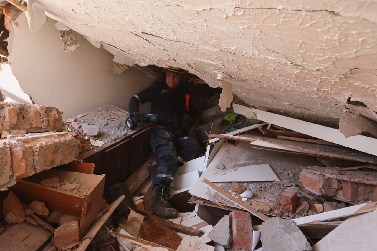 Un rescatista busca entre los escombros tras el terremoto que sacudió Cali, Colombia, el lunes 10 de agosto de 2026