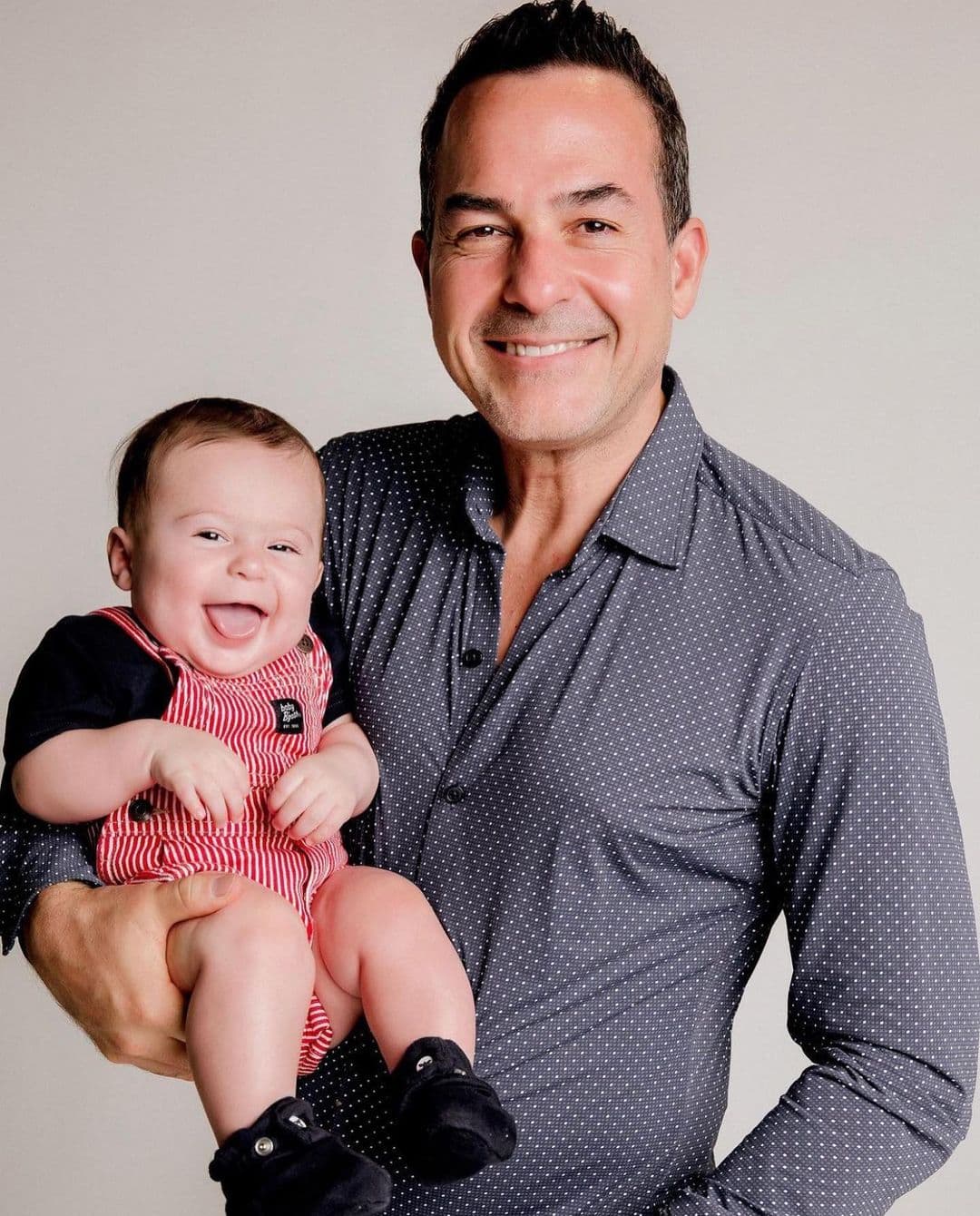 Desde que supo que Leoncito venía en camino, el presentador mexicano se llenó de emoción y ternura, misma que proyecta a través de sus fotos en redes.