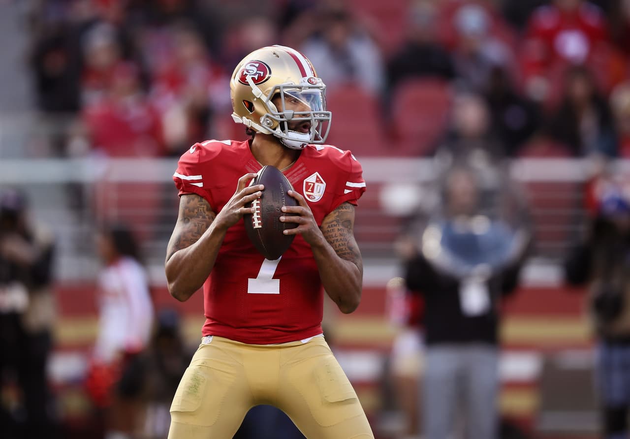 - De las últimas frases de Kaepernick como jugador de la NFL “No me voy a levantar para mostrar orgullo por la bandera de un país que oprime a la gente negra y personas de color”, afirmó Kaepernick.
<br>- Sin duda alguna, el exquarterback se ha mantenido al frente de la trinchera buscando laa igualdad de género y el respeto por las razas en Estados Unidos.