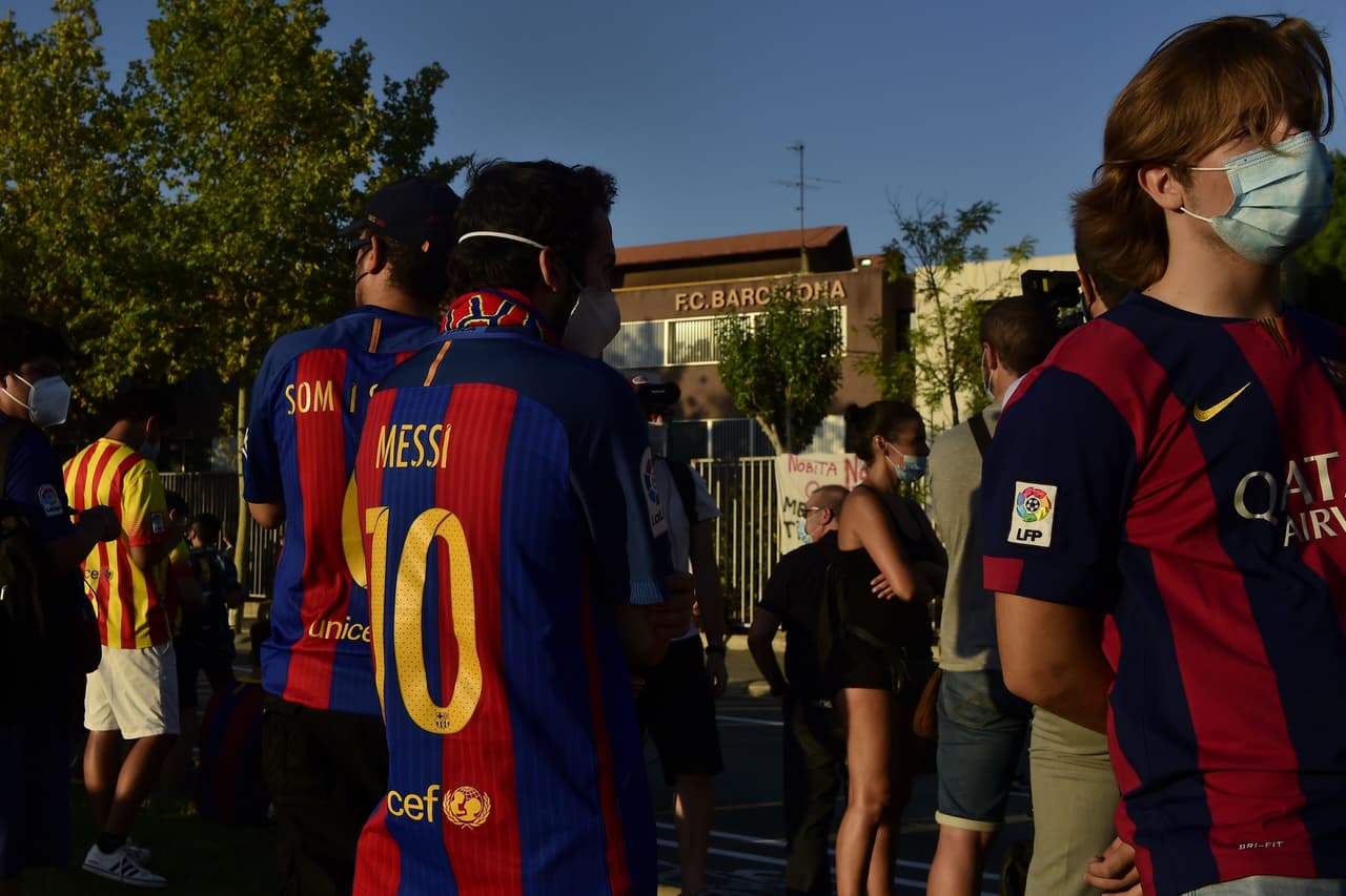 Fanáticos culés mostraron su descontento con la directiva blaugrana tras conocer el deseo de Lionel Messi de salir de la institución.