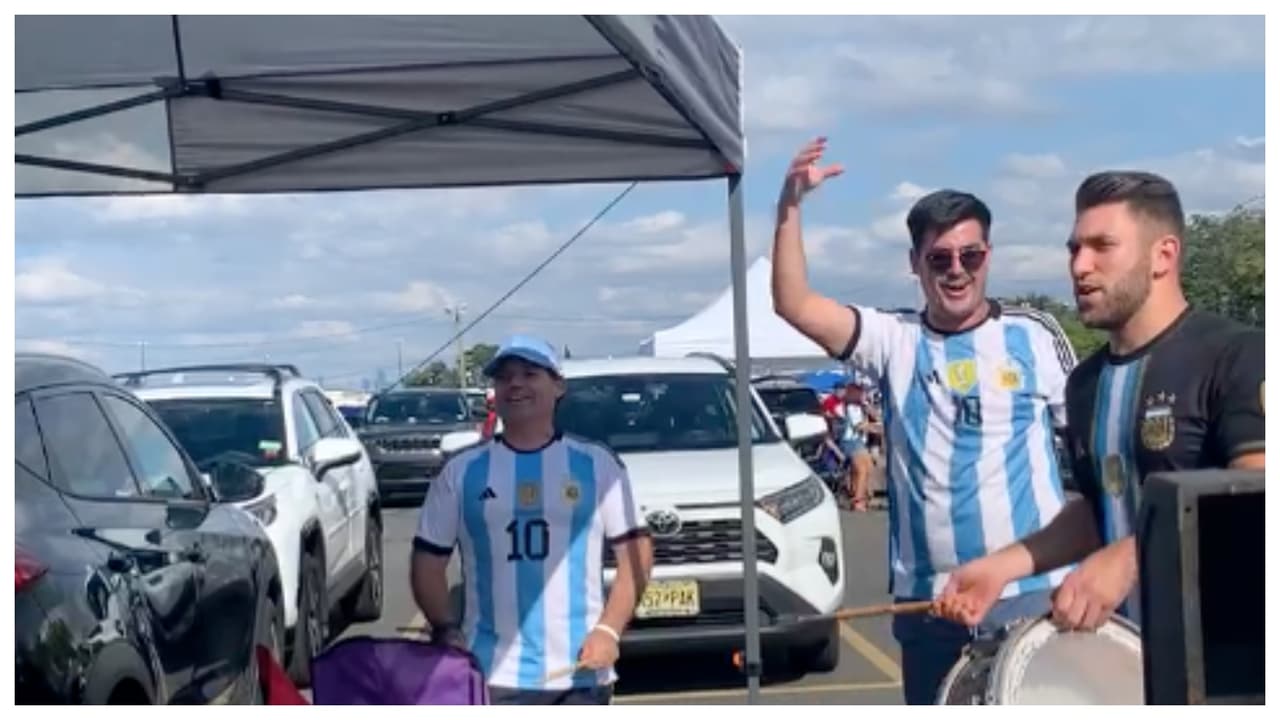 Hubo cánticos que alaban a Messi como un gran jugador.