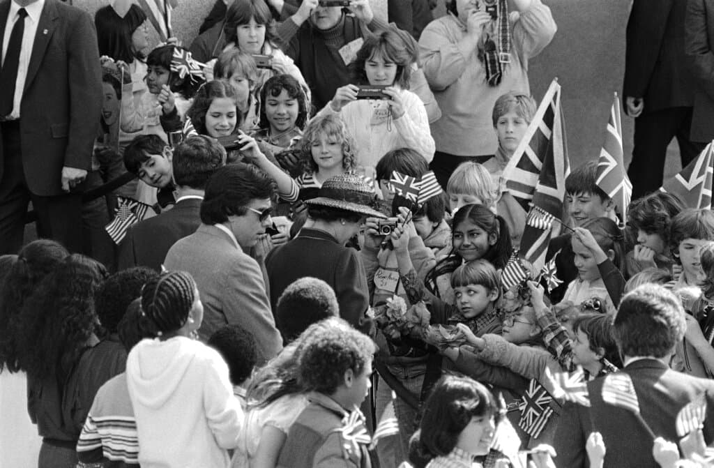 Para el almuerzo, según consignó la Casa Blanca en sus registros, se ofreció un menú inspirado en la cocina mexicana regional, con tacos, guacamole, enchiladas, arroz, frijoles refritos y chiles rellenos.
<br>Tres días más tarde, Isabel II y Felipe viajaron a
<b>Sacramento</b>, donde pudieron conocer el Capitolio. Allí se ofreció un almuerzo en su honor.