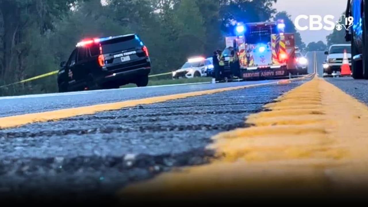 Patrullas y vehículos de emergencia en la zona de la persecución policial cerca de Tyler, Texas, que terminó con la muerte de cuatro adolescentes el 27 de septiembre de 2026.