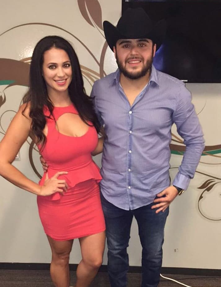 Y, por supuesto,
<b>Gerardo Ortiz, </b>con quien un día bromeó con casarse durante la transmisión al aire de
<b>El Bueno, La Mala y El Feo</b>.