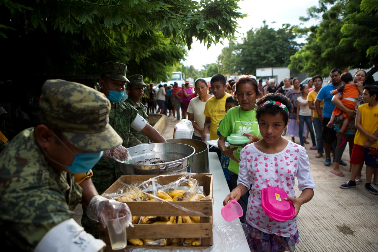 Soldados sirven el desayuno a las personas que se refugian en una escuela en Juchitan, Oaxaca.