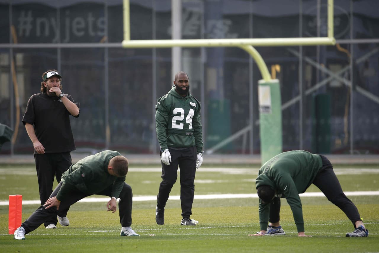 Darrelle Revis regresa a los entrenamientos pero no hace golpeo