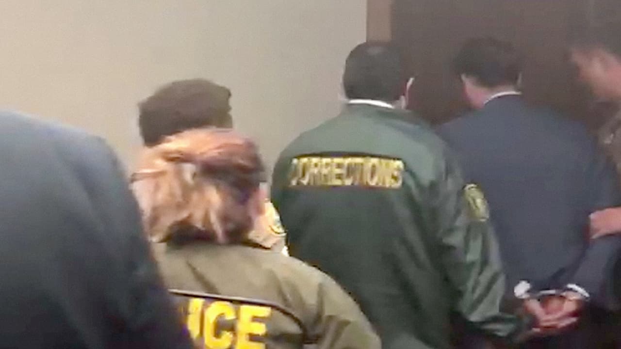 Lyle a la salida de la corte después de que el juez le impusiera una fianza de 50,000 dólares, arresto domiciliario en EEUU y un grillete con localizador GPS.