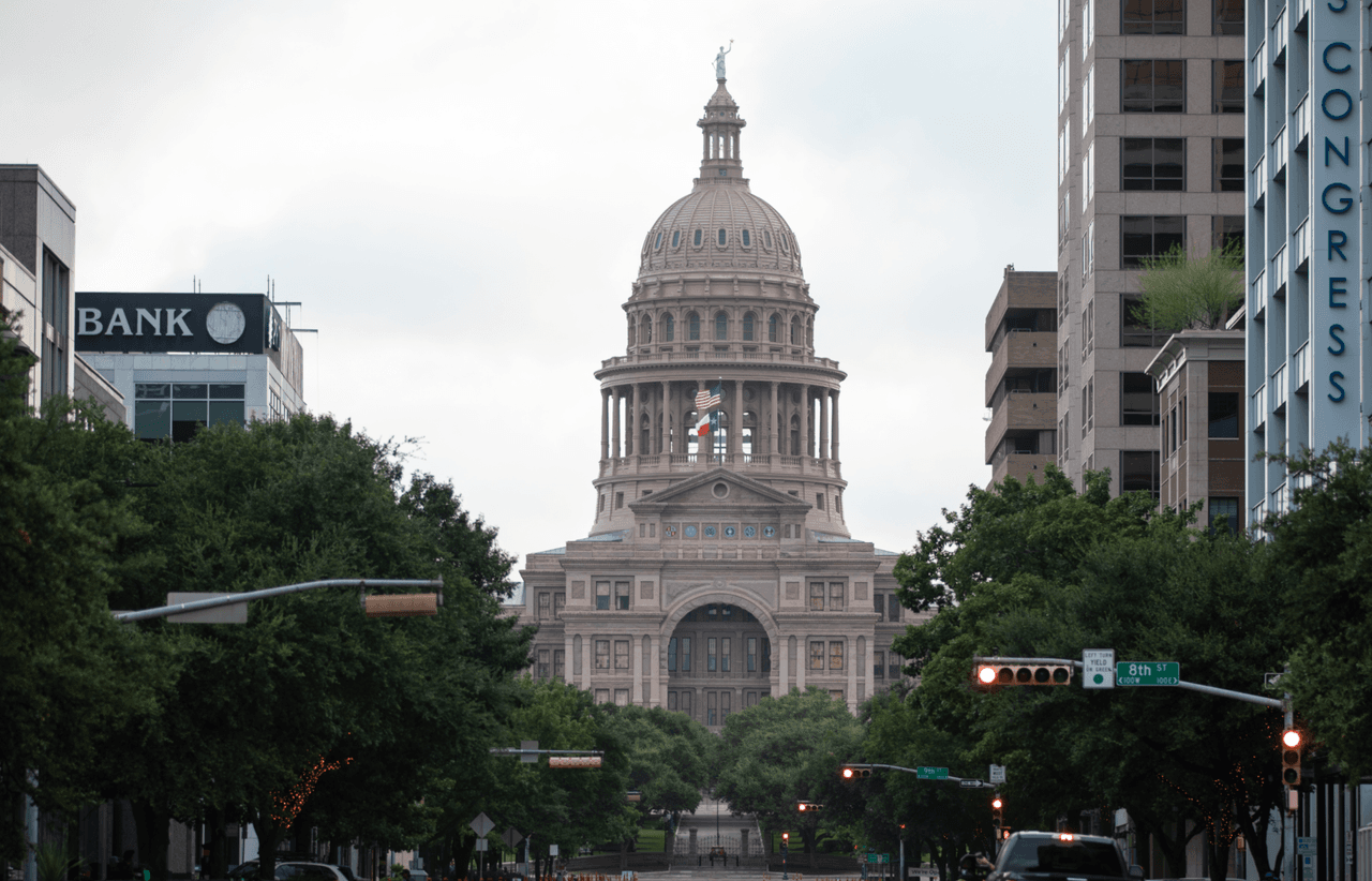 Grupo de trabajadores realiza manifestación este lunes en contra de la reapertura de Texas al 100%