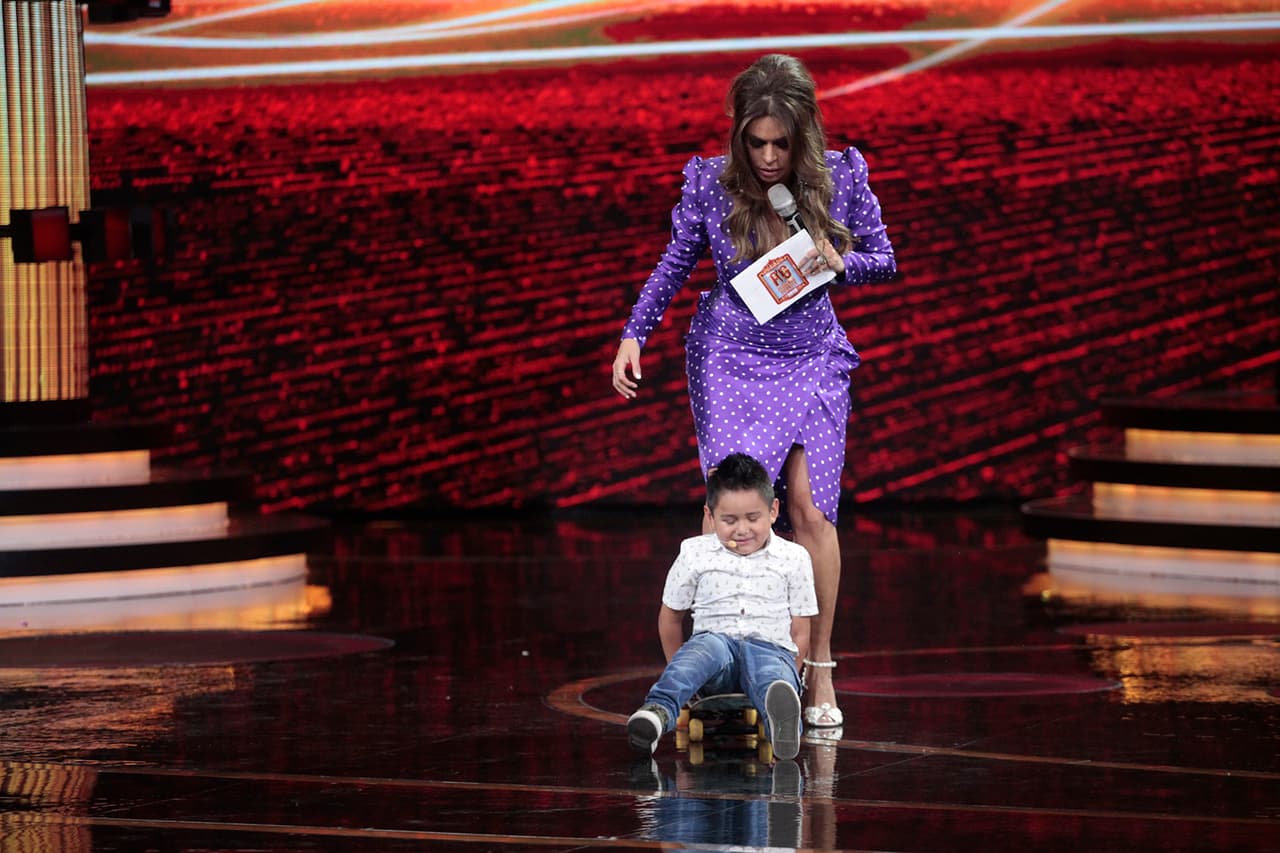 Giovani le agradeció a Galilea su ayuda y juntos se dirigieron nuevamente hacia la línea de jueces, quienes aceptaron los retos realizados por Giovani.