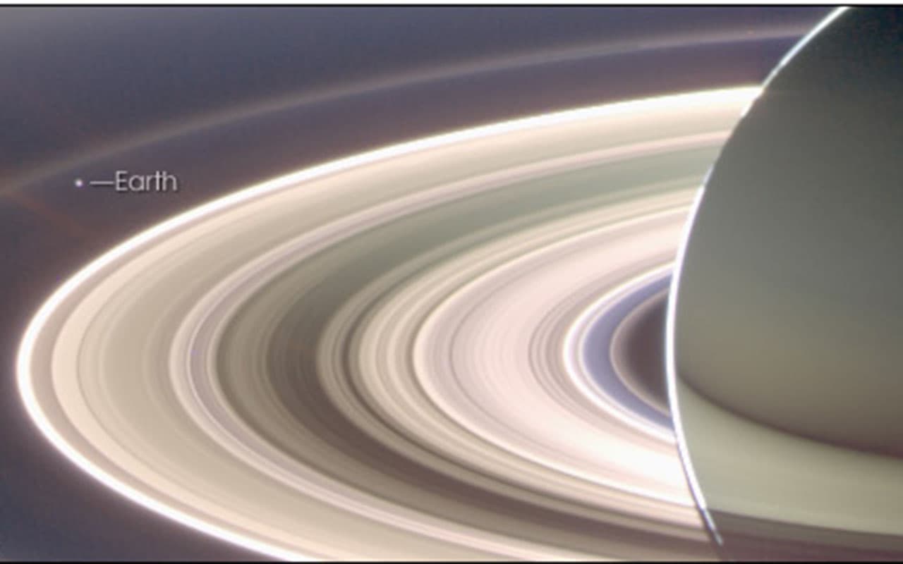 <b>Una vista de la Tierra desde Saturno.</b> Esta imagen de Saturno y sus anillos es una composición de 165 imágenes tomadas por la cámara gran angular de la nave espacial Cassini en casi tres horas el 15 de septiembre de 2006. Fuera de los anillos, la Tierra es visible en la distancia muy, muy lejana.
<br>
<br>
<br>
<br>