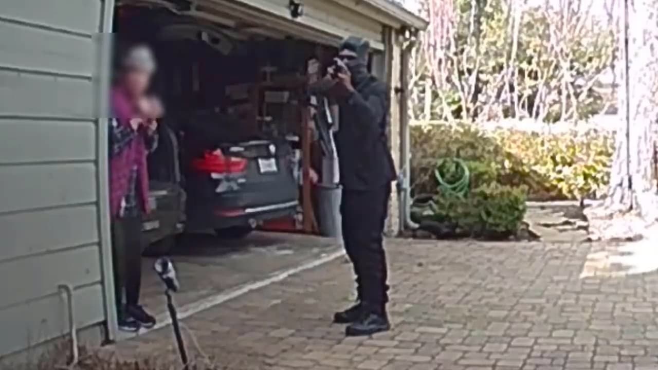 Sospechoso roba el auto de una mujer de 72 años a punta de pistola: ofrecen $5,000 de recompensa