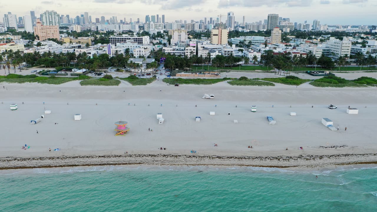 Así se veían desde arriba las playas de Miami Beach, cuando por fin comienzan a recibir visitantes.