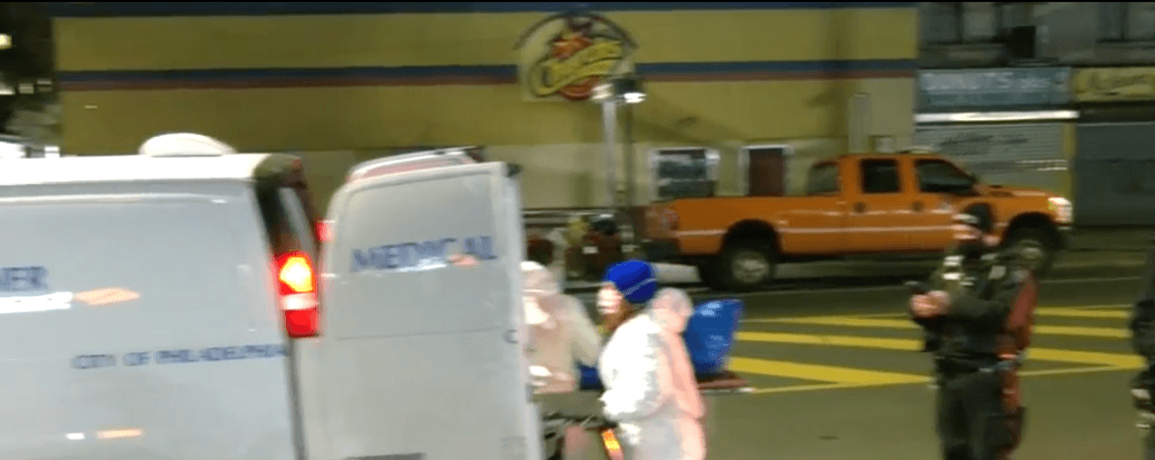 Después de registrar la zona, encontraron a la víctima. La víctima fue declarada muerta en el lugar. Los pasajeros fueron evacuados del tren. El médico forense también respondió.