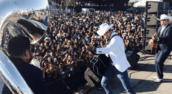 Muchos lo descibren como el sucesor del cantante Ariel Camacho, quien murió a los 22 años en un accidente de carretera en 2015.