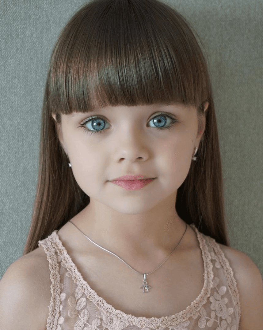 Cada tanto, internet se ve sacudido por una nueva historia sobre "la niña más linda del mundo". En Google, la frase "niña más linda del mundo" arroja 4,630,000 de búsquedas en español y 204,000,000 en inglés.