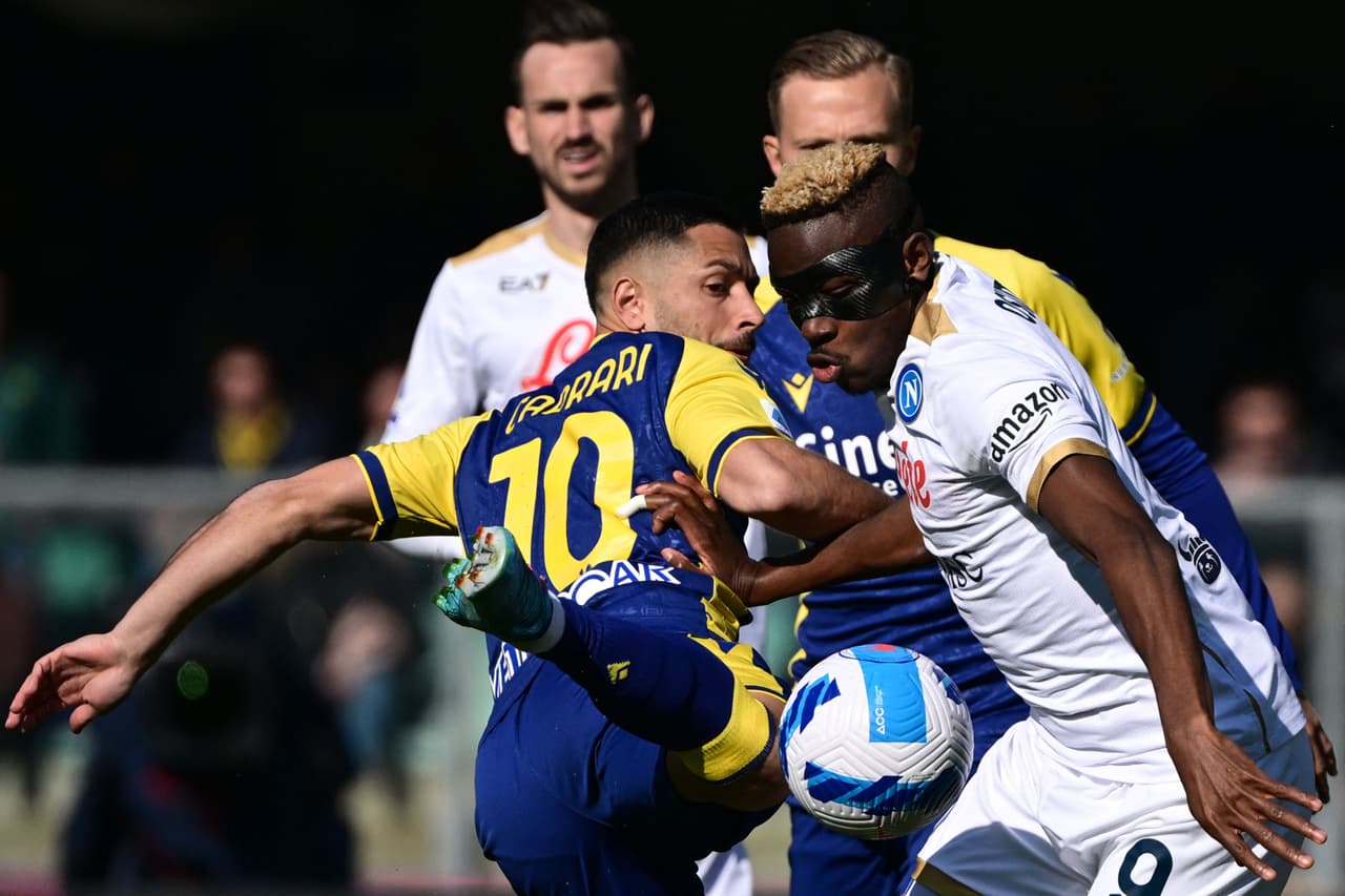 En un duelo donde el mexicano 'Chucky' Lozano jugó 63 minutos y tuvo un papel discreto, el nigeriano Victor Osimhen marcó los dos goles del Napoli, que valieron el triunfo ante Hellas Verona.