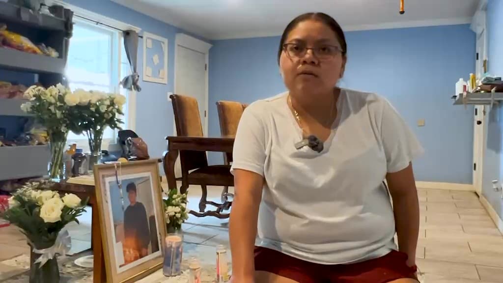 Fue la hermana mayor quien escuchó el disparo y descubrió lo ocurrido dentro de la vivienda. Eliel José murió a los 19 años.
<br>
<br>
<b>La madre asegura que uno de los momentos más difíciles fue comunicar la noticia al padre del joven, quien permanece en México y no ha podido reunirse con su familia para acompañarlos durante el duelo.</b>
<br>
<br>Los cinco hijos de María Andrés son ciudadanos estadounidenses.
<br>
<br>Hoy, la casa familiar permanece marcada por la pérdida. Velas y flores blancas ocupan parte de la sala, mientras la familia intenta sobrellevar el dolor de la ausencia.