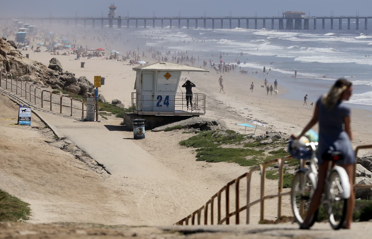 Miles de personas han llegado a las playas del condado de Orange y Ventura donde las órdenes de distanciamiento social no contemplan el cierre de playas.