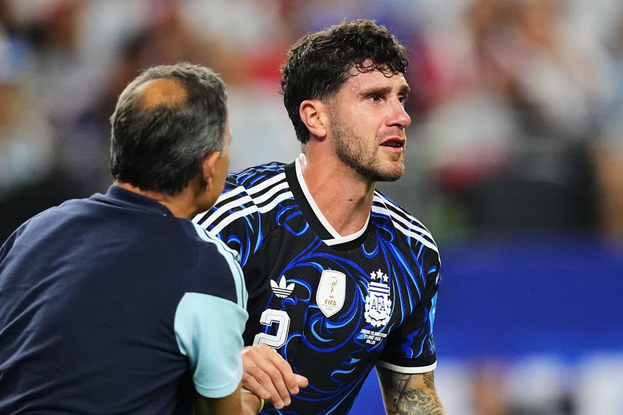Leonardo Balerdi recibe una falta.