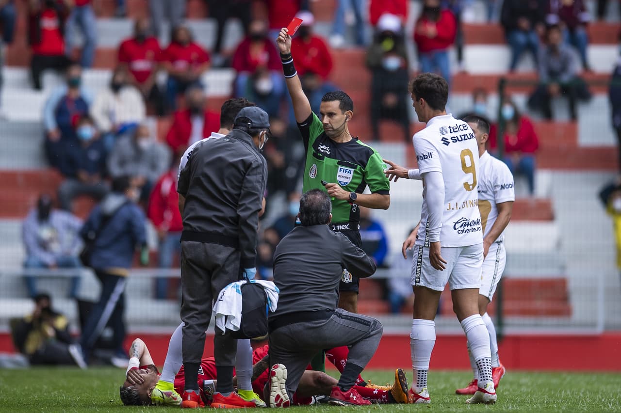 Toluca se impone en su casa 2-1 ante los Pumas de la UNAM, durante las séptima fecha del torneo de Apertura 2021 de la Liga MX. Juan Ignacio Dinneno abrió el marcador al minuto 8' tras cobrar un penal, sin embargo, los 'Diablos Rojos' remontaron con anotaciones de Rubens Sambueza (19') y Alexis Canelo (70').