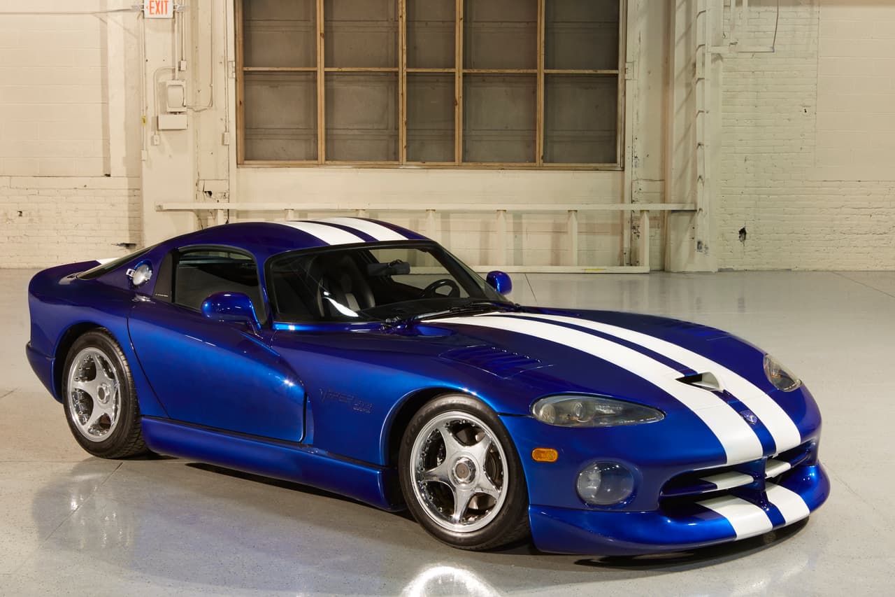 En 1994 Dodge presentó el
<b>Viper GTS Coupe Concept</b>, una versión del Viper con techo duro fijo. El auto fue otro éxito instantáneo.
