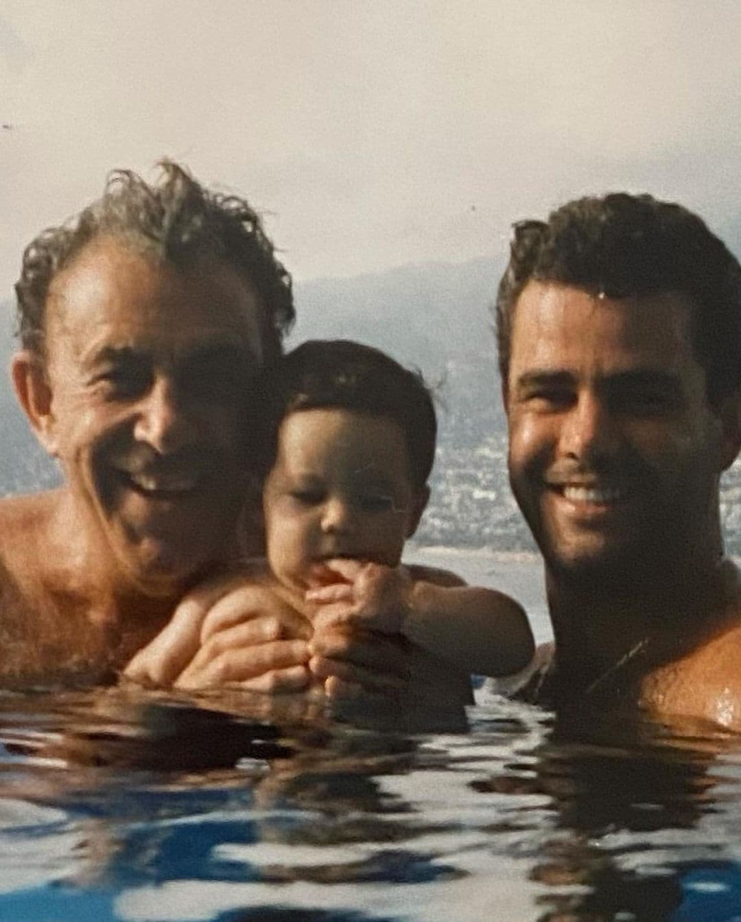 Eduardo Capetillo también compartió una imagen junto a su hijo y a su padre, el torero Manuel Capetillo.