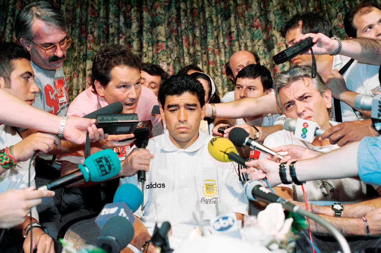 El 30 de junio de 1994 Diego Maradona fue el centro de la atención mediática en el hotel de Dallas tras ser expulsado por dopaje (AP Photo/Tim Sharp, File)