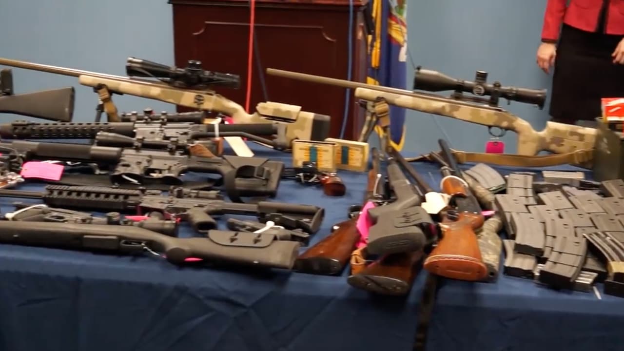 En la vivienda del hombre, que había sido arrestado, encontraron cuatro rifles de asalto, al menos tres de los cuales son ilegales en el estado de Nueva York.