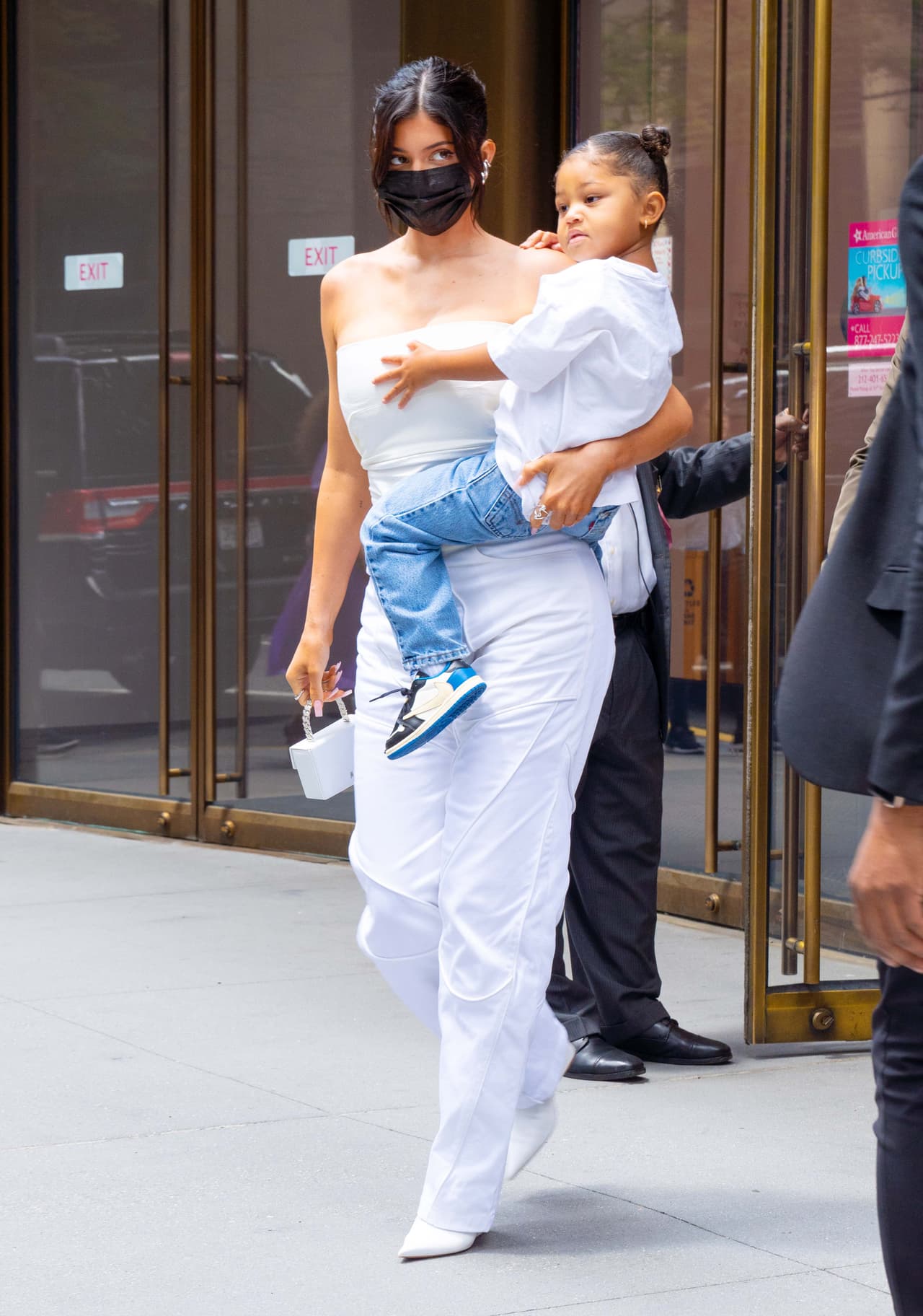 Horas antes de la ceremonia, la empresaria fue vista con su hija de compras por Manhattan.