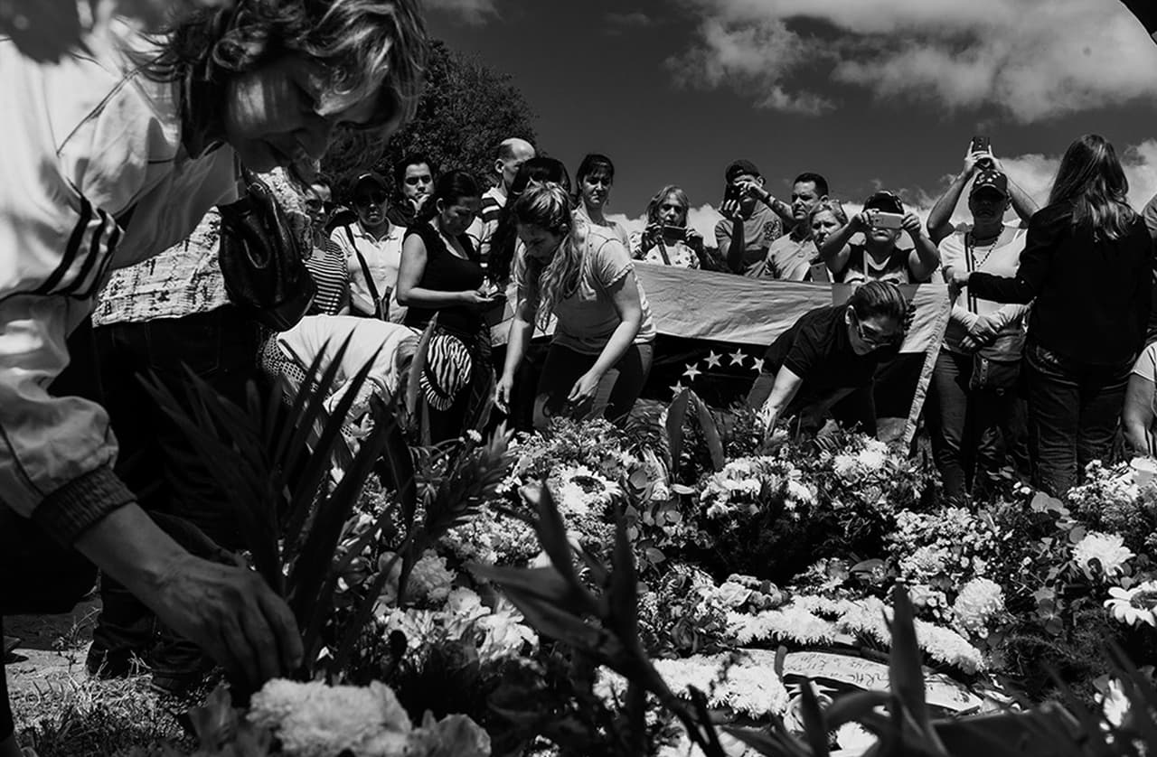 Familiares de Óscar Pérez y miembros de la sociedad civil llevan flores a la tumba del expolicía.