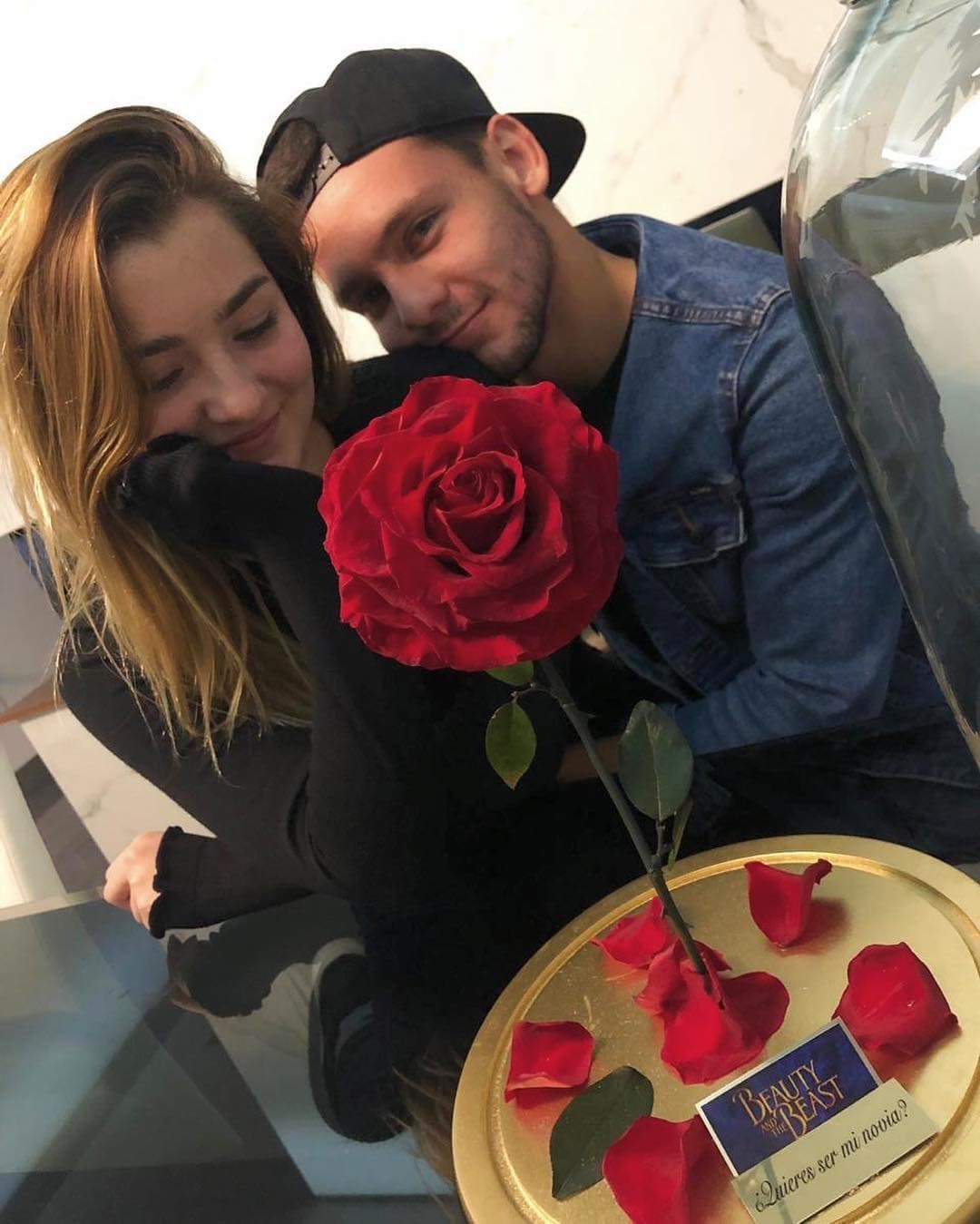 Fue un día después, el 18 de noviembre, que ambos compartieron las fotografías de la romántica forma en que él le pidió que fuera su novia.