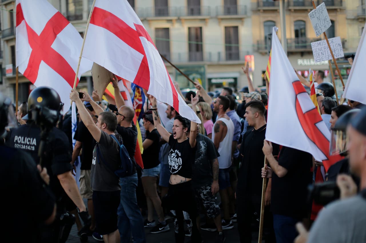 Por la tarde, también se presentaron decenas de manifestantes de extrema derecha que gritan consignas en contra del Islam y portaban carteles que decían "Basta de islamización en Europa". Hubo tensión con fuerzas de seguridad y con manifestantes que lanzaban mensajes pacifistas.
