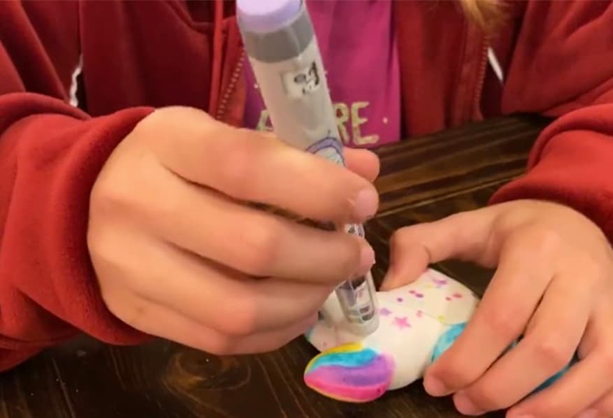 A Anna le gusta ser la 'enfermera' inyectando a sus juguetes.