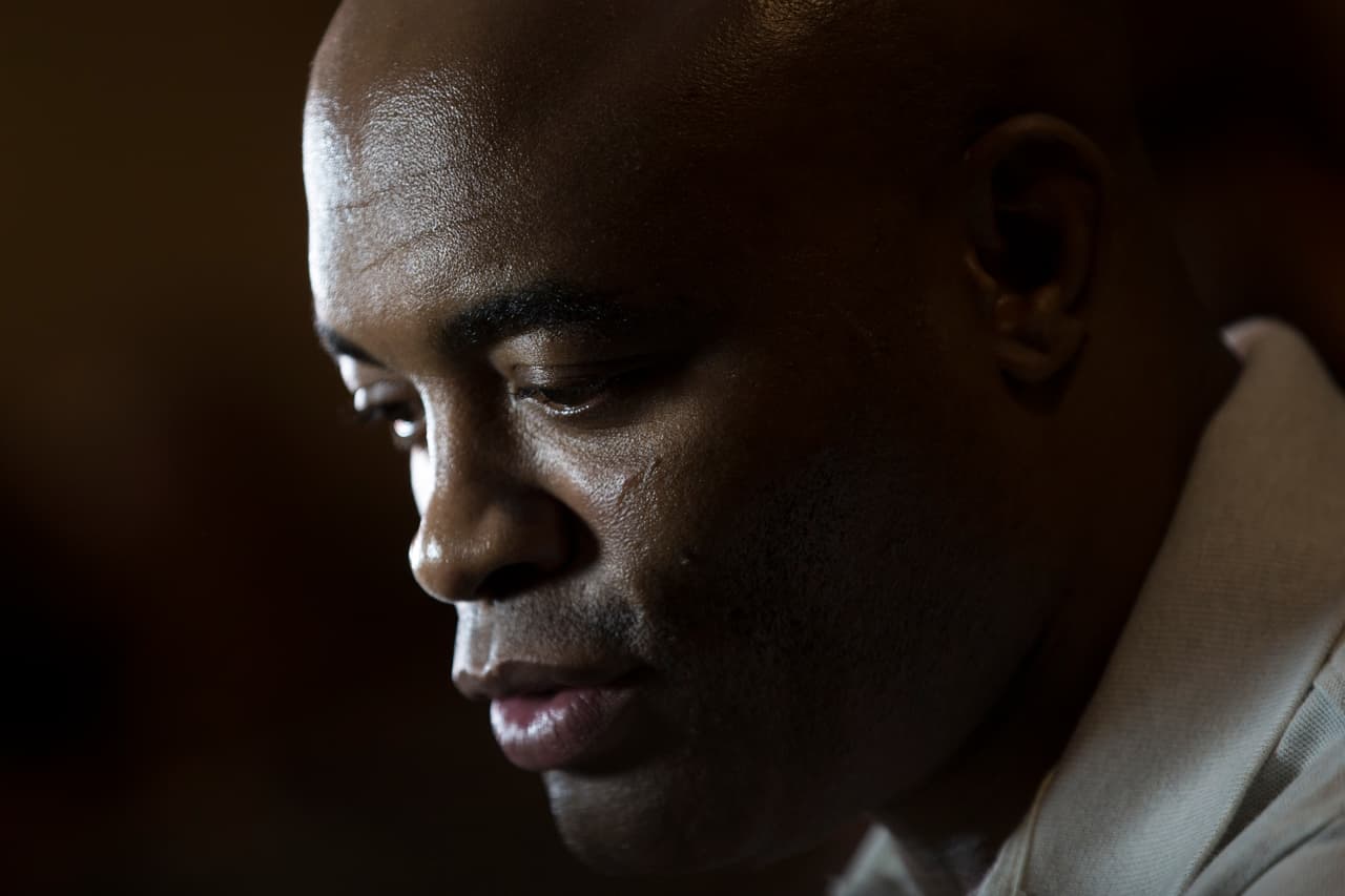 Anderson Silva multado y suspendido un año