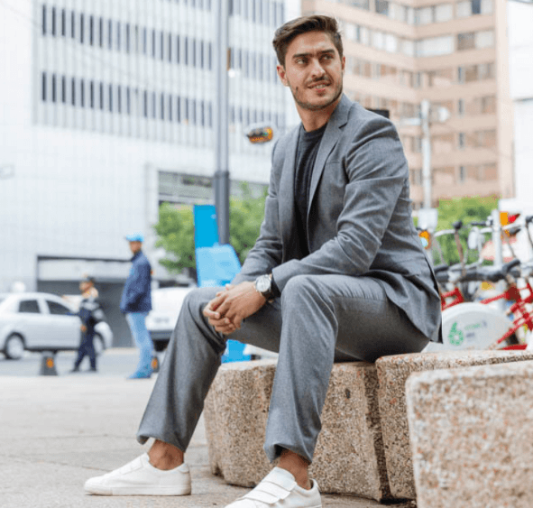 El traje gris no puede faltar en el clóset de ningún caballero, y Rodolfo sabe.