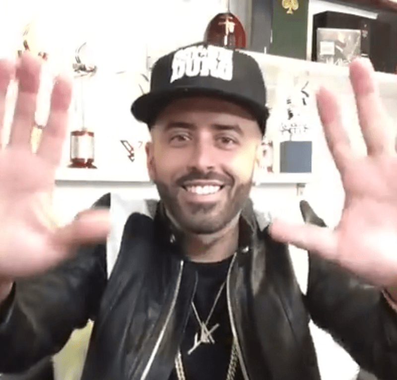 “Saludos a todos… Gracias a todas las personas que están conectados” -así comenzó Yandel su Facebook Live.