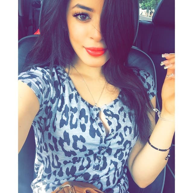 Marian se ha dejado el cabello oscuro y luce radiante.