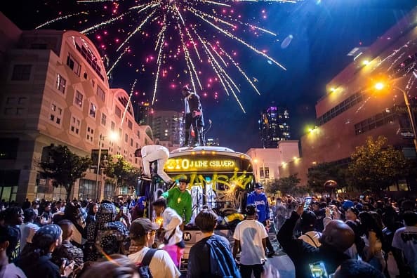 La fiesta tras el
<a href="https://www.univision.com/local/los-angeles-kmex/los-rams-super-bowl-campeon-los-angeles-fotos" target="_blank">triunfo de Los Rams</a> en el Super Bowl se extendió por varias horas en diferentes zonas de la ciudad. Sin embargo, las tomas de calles en el centro de Los Ángeles causaron destrozos y obligaron la presencia de LAPD.
<br>