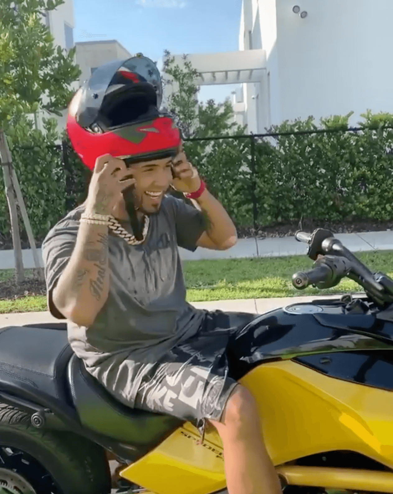 <b>Can-am Spyder</b>
<br>
<br>En algunas ocasiones, al reggaetonero se le ha visto por las calles de Miami a bordo de una Can-am Spyder.