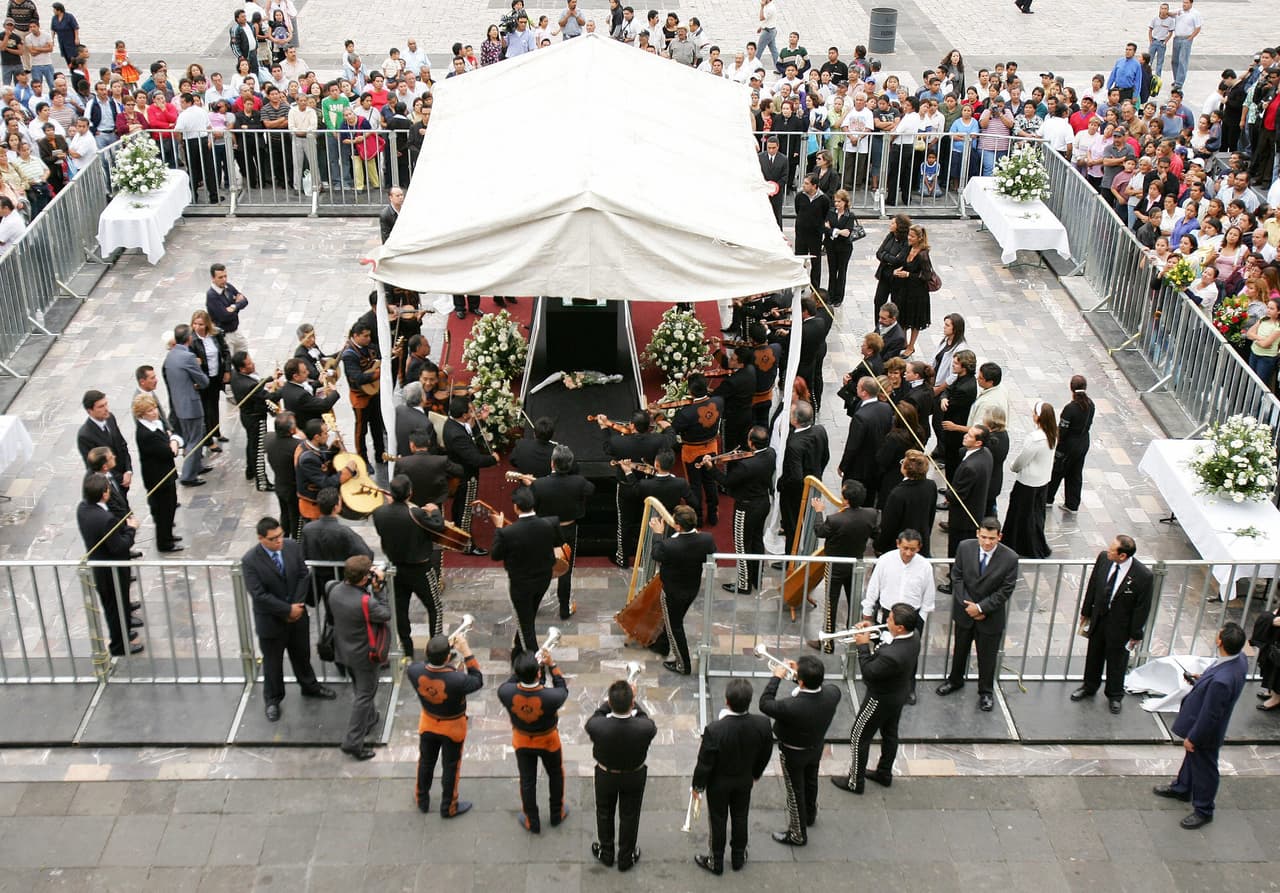 Su cuerpo fue trasladado al cementerio La Paz, en Alcobendas (Madrid), donde se reunieron fanáticos y familiares para darle el último adiós.